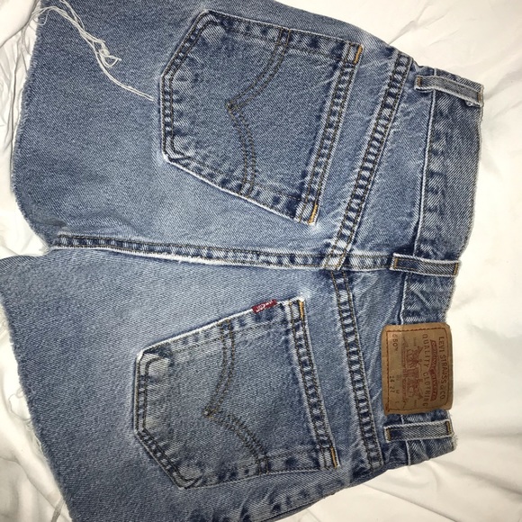 High waisted Levi Shorts - Picture 2 of 4